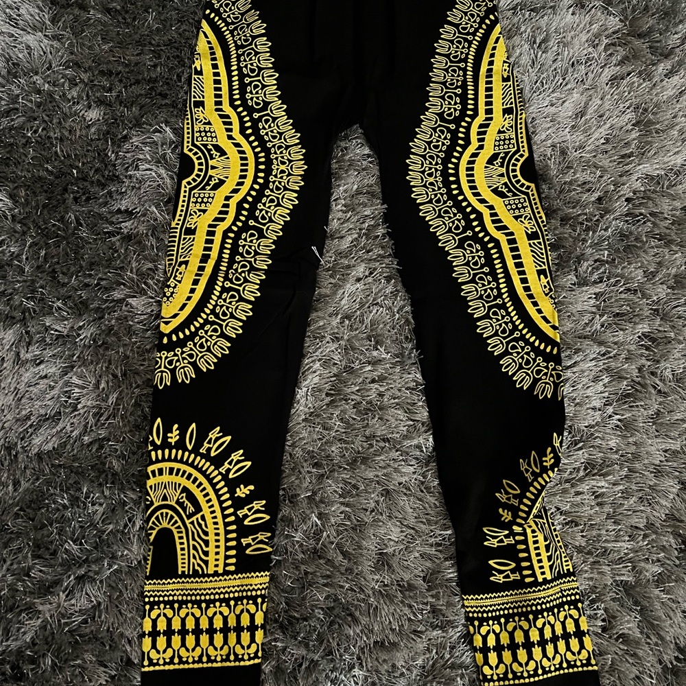 Black leggings with yellow accent pattern